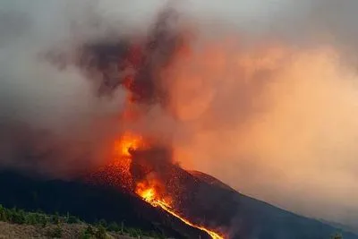 Лава затапливает остров Ла-Пальма после нового обрушения кратера вулкана