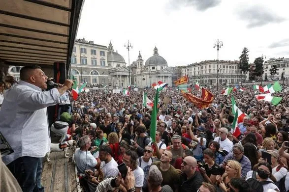 Массовые беспорядки в Риме: полиция задержала 12 человек, среди них - партийные деятели