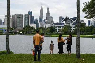 Малайзія скасовує обмеження на поїздки для повністю вакцинованих людей