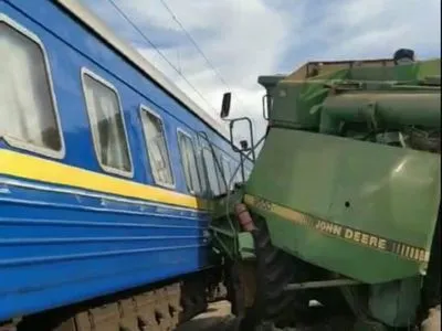 Комбайн врезался в поезд "Бахмут - Львов". Повреждено локомотив и 6 вагонов