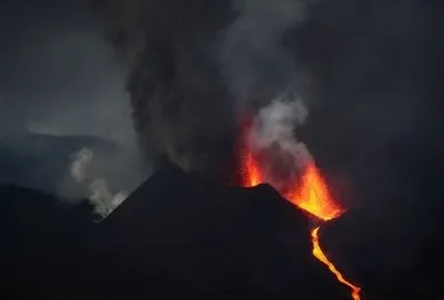 Виверження вулкана на Ла-Пальмі: жителям острова дозволили виходити на вулицю