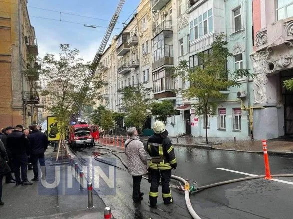 Пожежа у будинку в центрі Києва: згоріло 200 кв. м, жертв немає
