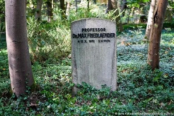 "Ужасная ошибка": в Германии неонациста похоронили в могиле еврея
