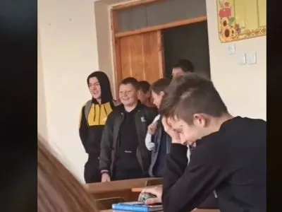 Столичные школьники решили "проучить" учительницу песней о Бандере. Флешмоб подхватили в Tik-Tok