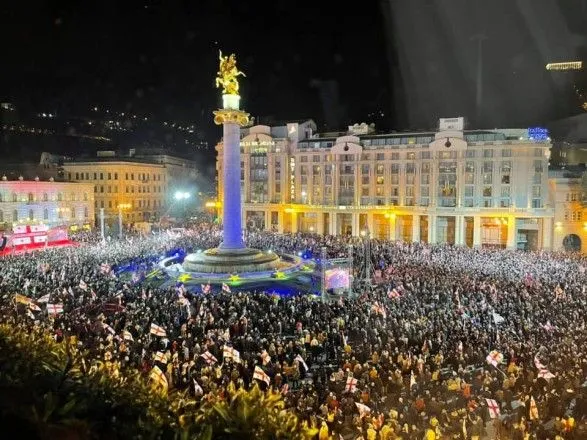 В Тбилиси тысячи людей вышли в поддержку Саакашвили, перекрыт ряд улиц