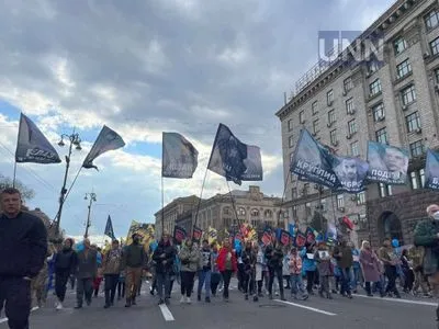 В центре Киева начался марш ко Дню защитников Украины