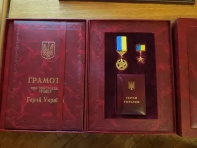 День защитников и защитниц: Зеленский присвоил двум военным звание Героя Украины