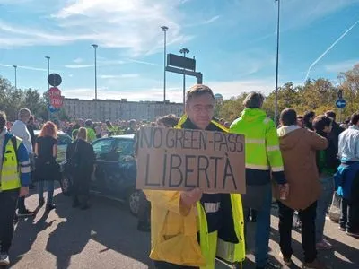 В Италии проводят массовые протесты из-за введения обязательного "зеленого пропуска"