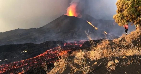 Лавовый поток вулкана на испанском острове Ла-Пальма превратился в "цунами"