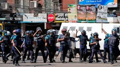 Тысячи протестующих в столице Бангладеш столкнулись с полицией на фоне мусульманско-индуистской напряженности в стране