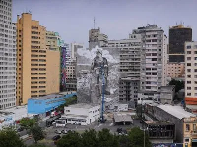 От пепла к искусству: бразильский художник создал необычный мурал