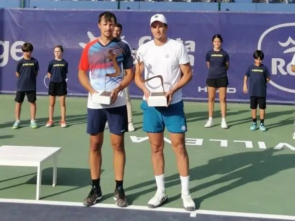 Теннисист Молчанов получил трофей на соревнованиях в Испании