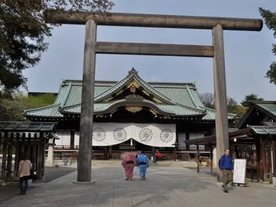 Прем'єр Японії зробив підношення храму Ясукуні, що вважається в Азії символом мілітаризму