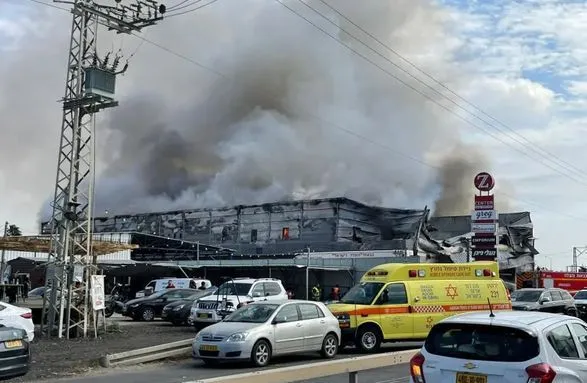 Сильный пожар вспыхнул в торговом центре в Израиле, по меньшей мере семь пострадавших