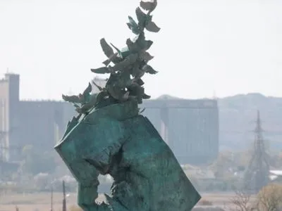 В оккупированном Крыму установили монумент к годовщине расстрела в колледже в Керчи