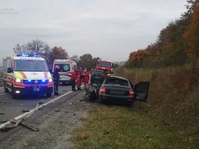 Не впорався з керуванням: на Львівщині водій “Lada Priora” врізався у вантажне авто - є загиблі