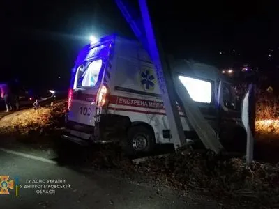 На Дніпропетровщині машина швидкої “влетіла” у мікроавтобус: є постраждалі