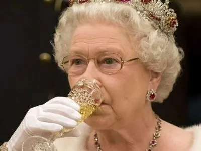 Королева Єлизавета II відмовилася від алкоголю за рекомендацією лікарів