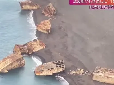 Берег Японского острова покрыт "кораблями-призраками"