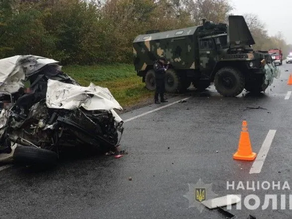 Во Львовской области авто "влетело" в военный грузовик: погибли супруги