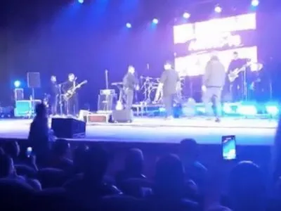 Солист группы "Ляпис Трубецкой" Михалок избил зрителя на концерте в Полтаве. В полиции отреагировали