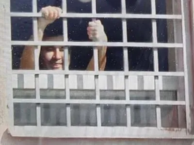 Саакашвили поприветствовал активистов из окна тюрьмы. В Минюсте Грузии хотят ввести против экс-президента санкции