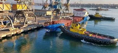 В морском порту Черноморска судно врезалось в причал