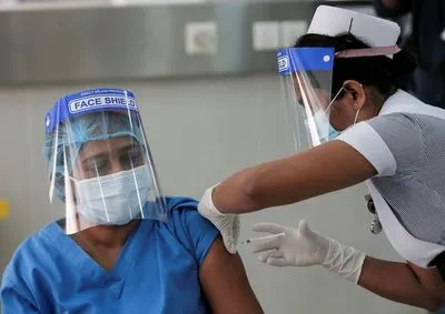 Шри-Ланка обязала работников социальной сферы сделать "бустерные" прививки COVID-19