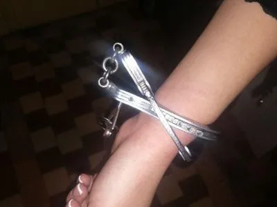 В Киеве студентка ночью надела на себя металлические наручники: снимать приехали спасатели