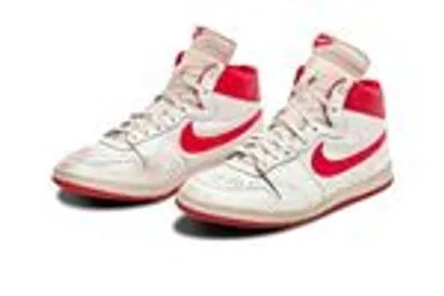 Першу пару створених спеціально для Майкла Джордана кросівок Nike продали за 1,47 млн доларів