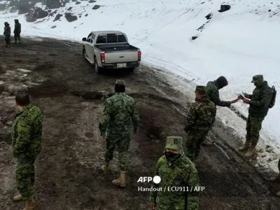 По меньшей мере четыре человека погибли при сходе лавины с вулкана в Эквадоре