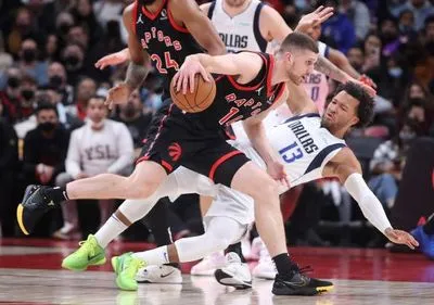 Семь очков Михайлюка не спасли "Торонто" от второго поражения в сезоне НБА