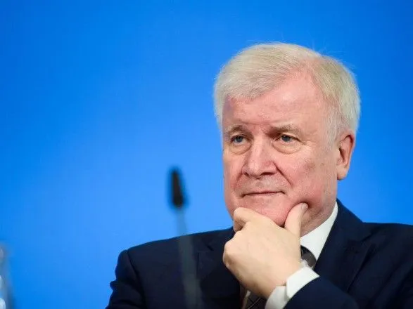 Глава МВС Німеччини виступив проти запровадження прикордонного контролю в ЄС на фоні кризи з мігрантами