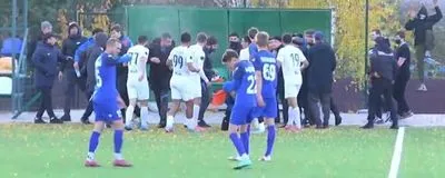 Во время матча второй лиги Украины произошла драка между болельщиками на поле