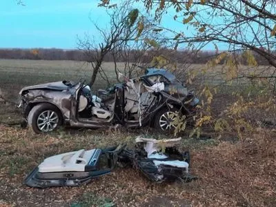В Херсонской области несовершеннолетний водитель врезался в дерево. Он и трое его пассажиров погибли