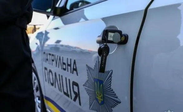 dlya-patrulnikh-politseyskikh-rozrobili-znachki-pro-vaktsinatsiyu-vid-covid-19