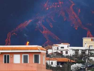 На Ла-Пальмі посилилося виверження вулкана: утворився "лавовий фонтан"