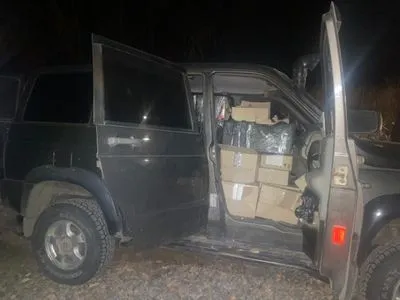 На границе с РФ обнаружили два автомобиля с контрабандой и атрибутикой российских силовиков