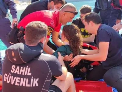 В Турции сорвалась в море украинская парашютистка: в МИД сообщили о ее состоянии