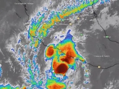 На Мексику обрушился ураган "Рик", принеся с собой ветер и проливные дожди
