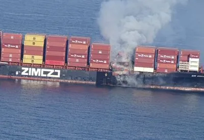 У побережья Канады горел контейнеровоз с химикатами: экипаж эвакуировали