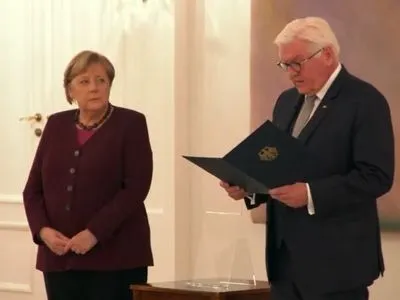 Меркель больше не канцлер Германии. Ей вручили "свидетельство об увольнении"