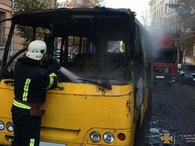У центрі Чернівців загорілася маршрутка з пасажирами