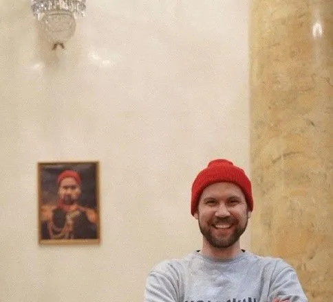 Посетитель Эрмитажа повесил свой портрет в Военной галерее 1812 года