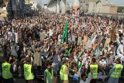 У Пакистані внаслідок сутичок ісламістів з силами безпеки загинули 4 поліцейських, сотні осіб поранено
