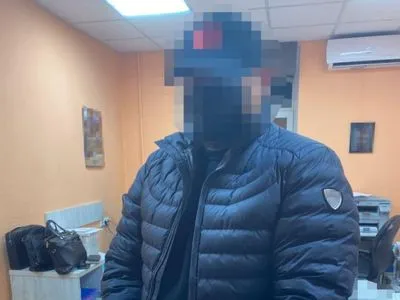 Похитили мужчину и завладели его криптой на 2,5 млн долларов: в "Борисполе" задержали участника преступной группы