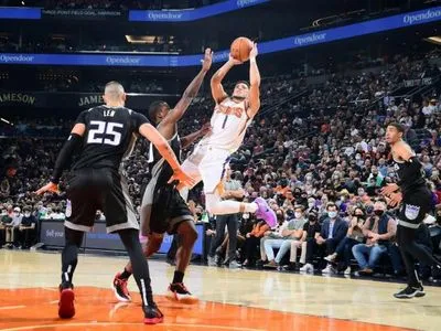 Результативное выступление украинца помогло "Сакраменто" обыграть Финикс в НБА