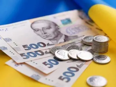 Более чем на 240 гривен: как за месяц в Украине выросла средняя зарплата