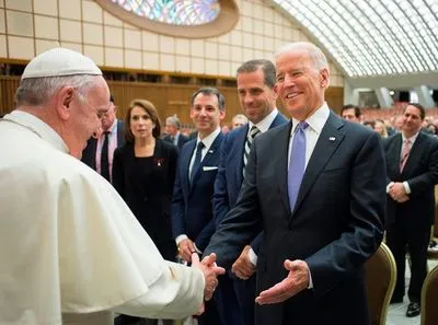 Ватикан раптово скасував заплановану пряму трансляцію зустрічі Байдена з Папою Франциском