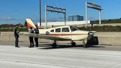 В Канаде легкомоторный самолет совершил вынужденную посадку на трассе